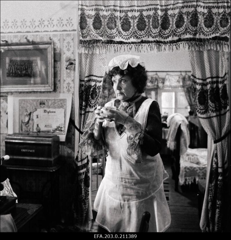 Kaader Tallinnfilmi mängufilmist "Sügis". Mamma Kiire osas Ita Ever.