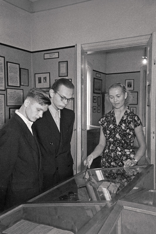 Eduard Vilde memoriaalmuuseumi teaduslik töötaja Leili Märtman külalistele väljapanekuid tutvustamas.