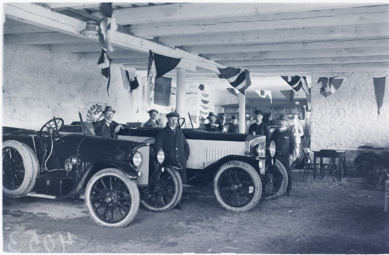 Sõiduautod Eesti üleriiklikul näitusel Näituse väljakul.