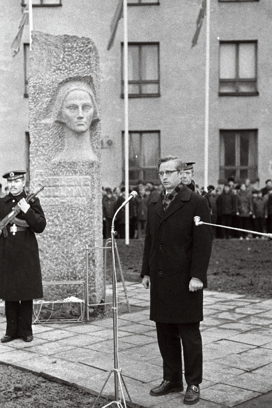 Nõukogude Liidu kangelase Helen Kullmani mälestusmärgi avamisel kõneleb ELKNÜ Keskkomitee sekretär Jaan Kaarmas.