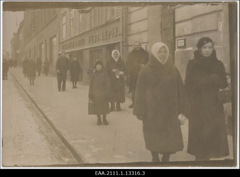 Eesti-Vene vaherahu 14. aastapäeva leinaparaad Tartus Raekoja platsil 03.01.1934, rahvas tänaval leinaseisaku ajal