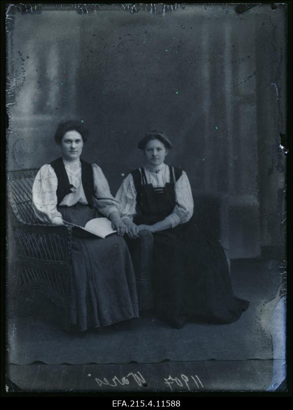 Kaks naist, (foto tellija Wares [Vares]).