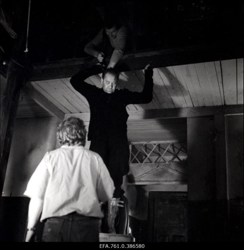 Filmi "Äratus" filmimine. Režissöör Jüri Sillart. Tõnu Kark Voldemar Rassi osas.