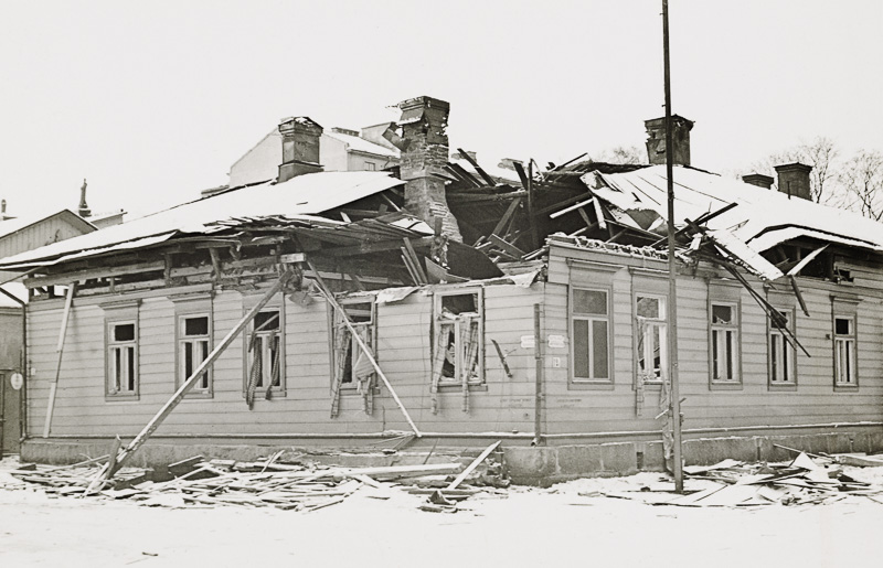 Vaurioitunut puutalo; ulkokuva