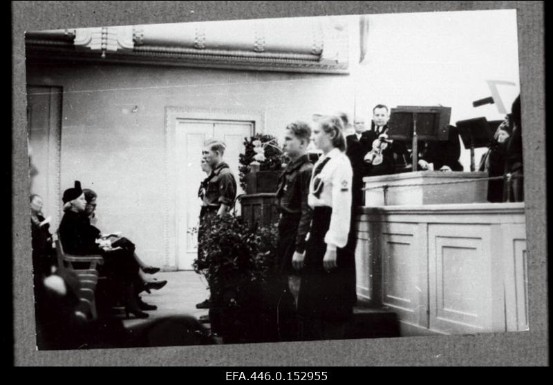 [Emadepäeva] aktus Estonia kontserdisaalis.