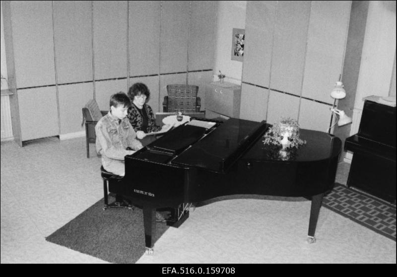 Rakvere Muusikakooli õpilane Tambet Tasuja pedagoog Ruth Patuse klaveritunnis.