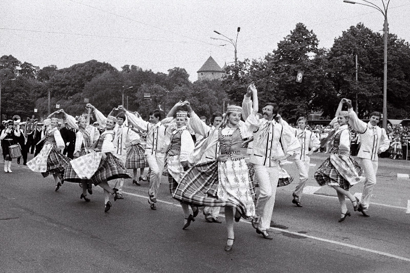 Tantsijad Leedu NSV-st Eesti NSV rahvatantsupeol.