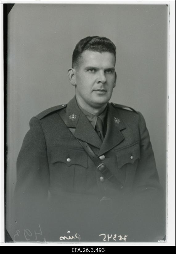 Sõjavägede Staabi VI osakonna (väljaõpe) C jaoskonna käsundusohvitser kapten Verner Püss.