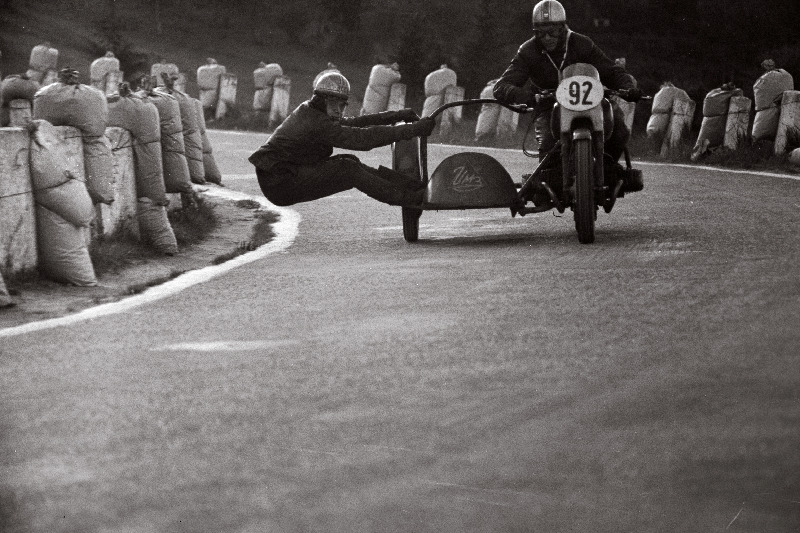 Mootorisportlased Kalju Männikus ja Uno Lipson sõiduhoos Eesti NSV meistrivõistlustel ringrajasõidus.