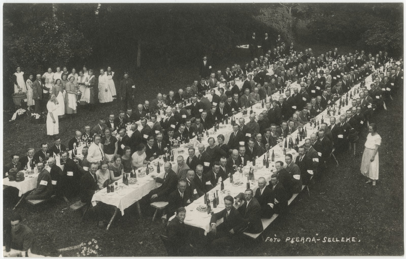 Puhja Vabadussõja mälestussamba avamine, inimesed pidulike laudade taga