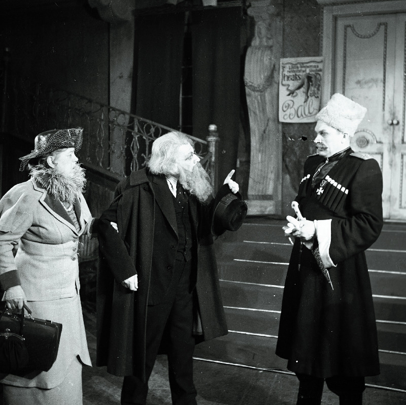 Stseen K. Trenjovi näidendist Ljubov Jarovaja. Vasakult Jelena Gornostajeva - Katrin Välbe, Maksim Gornostajev - Eesti NSV rahvakunstnik Hugo Laur.