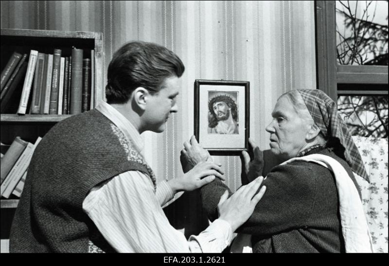 Kaader filmistuudio Tallinnfilm mängufilmist Pöördel, (vasakult) Raivo Kotkas - Gunnar Kilgas ja Betty Kuuskemaa.