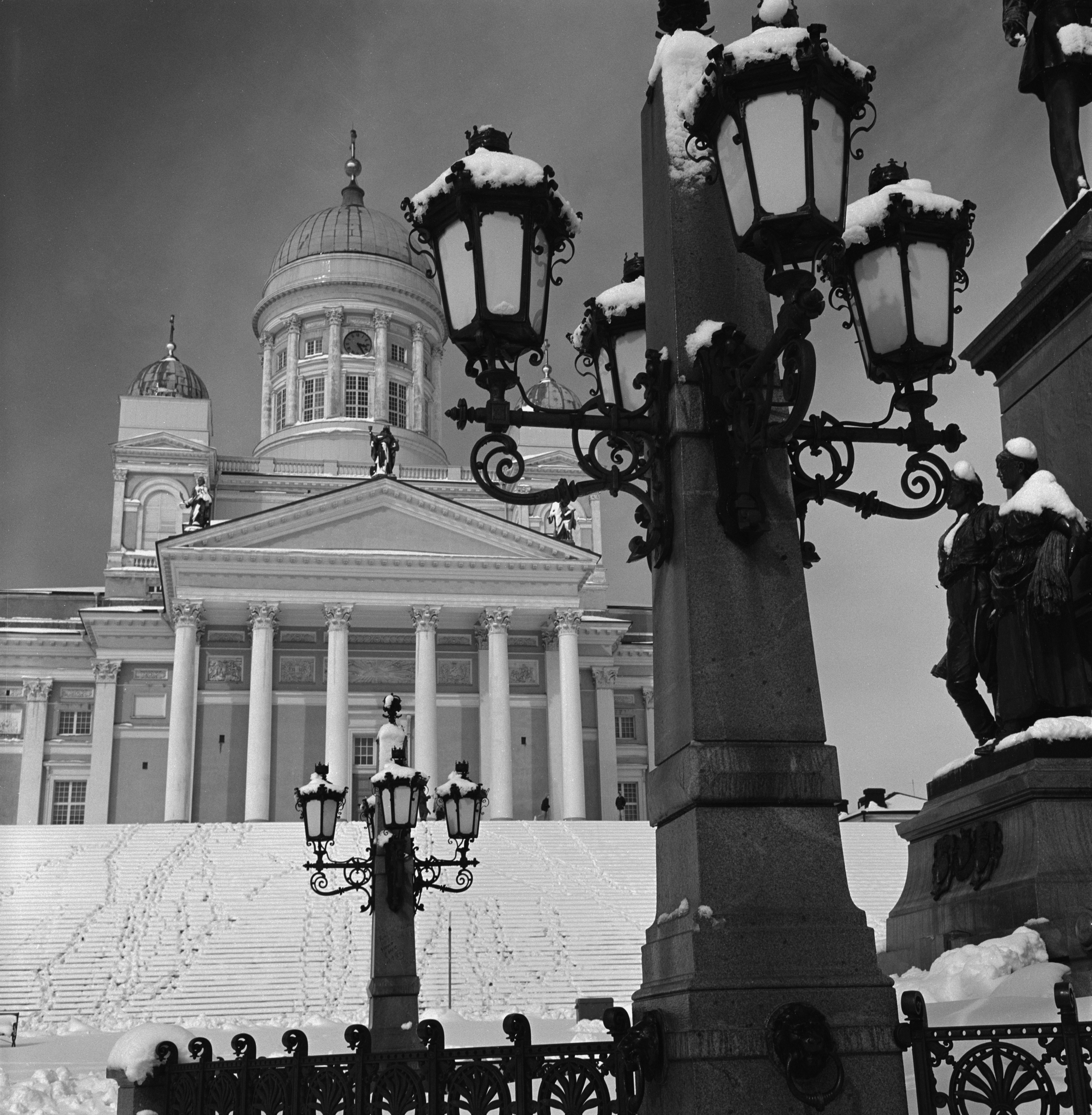 Senaatintori , Tuomiokirkko ja Aleksanteri II :n patsas huhtikuisen lumisateen jälkeen.