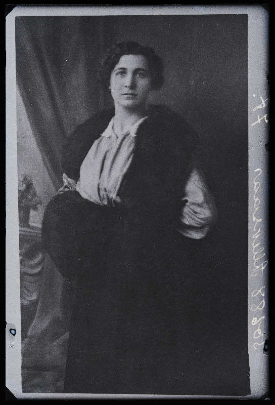 Naise foto, (18.05.1928 fotokoopia, tellija Alleksaar).