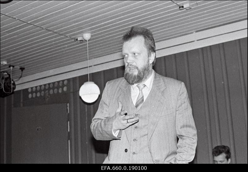 Näitleja Tõnu Tepandi õpetamas Haapsalu harrastusnäitlejaid.