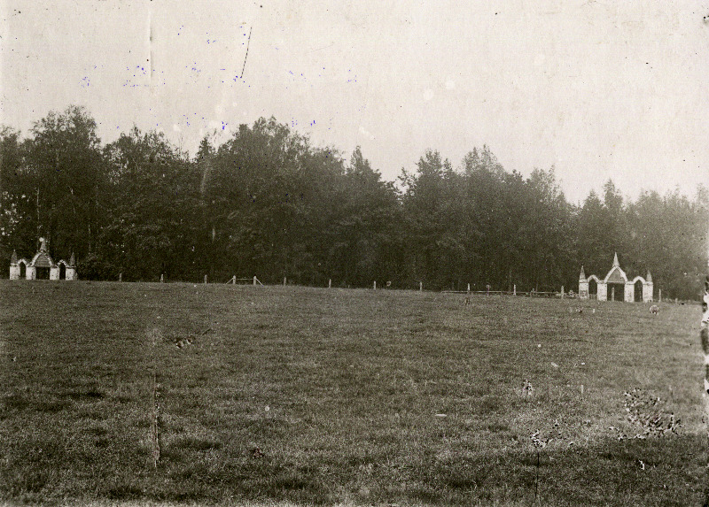 Maarja-Magdaleena aleviku surnuaia väravad.