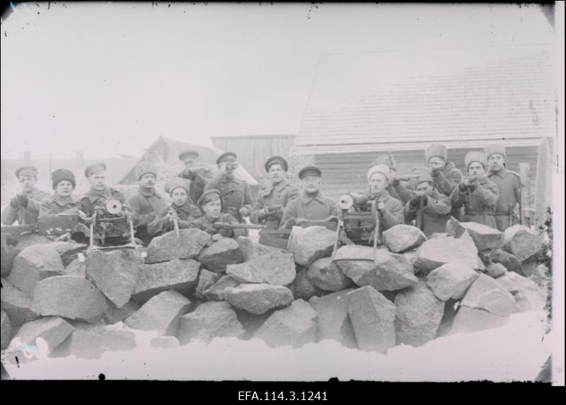 Vabadussõda. 6.Jalaväepolgu kuulipildujate komando üks rühm  Mõisakülas. Keskel binokliga rühmaülem ohvitseri asetäitja Paul Tiss (Tammpere).