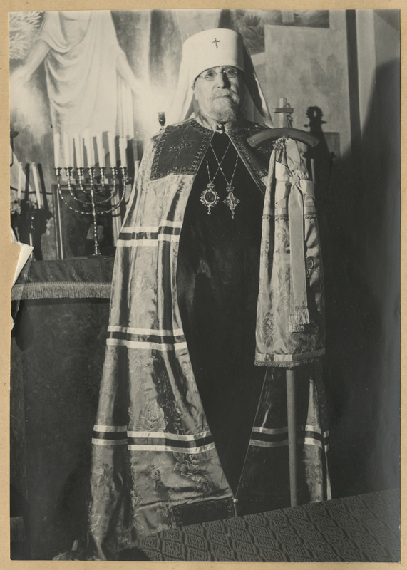 Metropoliit Aleksander seismas kirikus altari ees