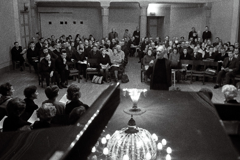 Dirigent Tuudur Vettik laulupeo ettevalmistaval proovil.