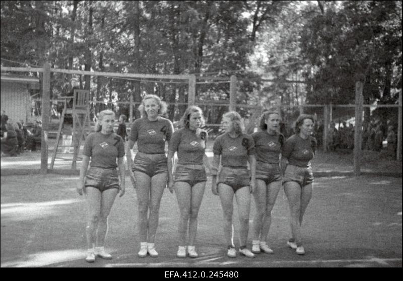ENSV 1952. a I grupi esivõistlused võrkpallis ÜSK tenniseväljakul Toomel.