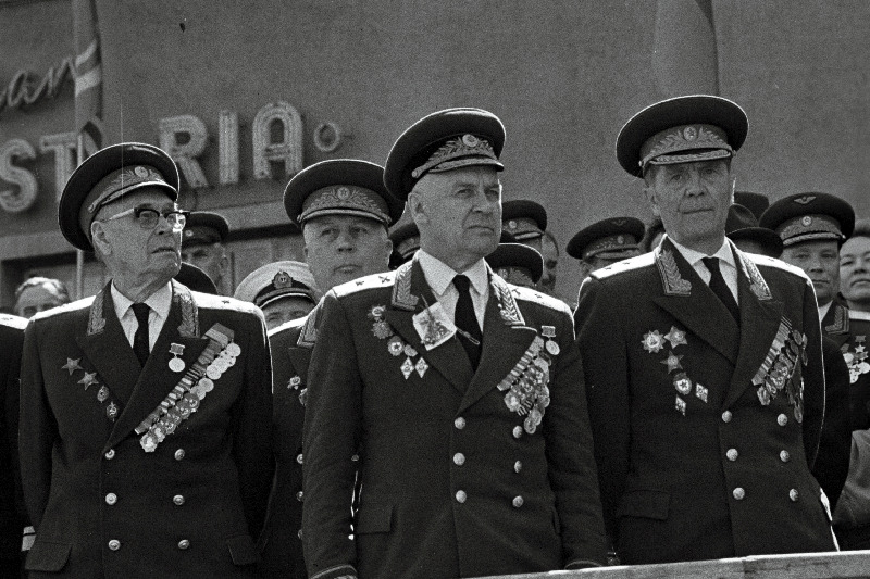 Suure Isamaasõja veteranide rongkäigu fašistliku Saksamaa üle saavutatud võidu 25.aastapäeval tervitavad (vasakult) erukindralmajorid J.Lombak, K.Allikas, K.Aru ja erukindralmajor L.Pärn.