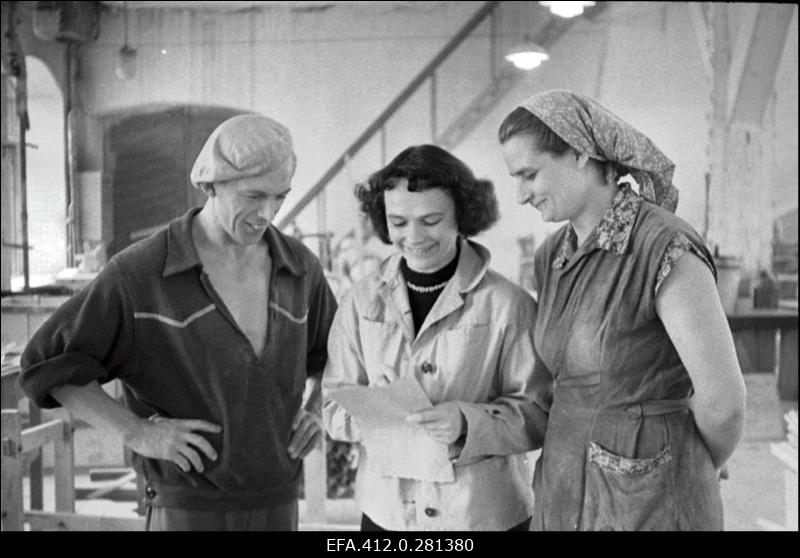 Vineeri- ja Mööblivabriku klubi juhataja sm.Tirgo (keskel).