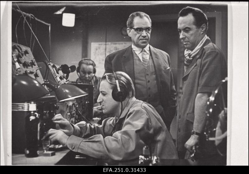 Kaader filmistuudio Tallinnfilm filmist "Kutsumata külalised";  näitlejad (vasakult) A. Kruusement, K. Karm ja A. Eskola.