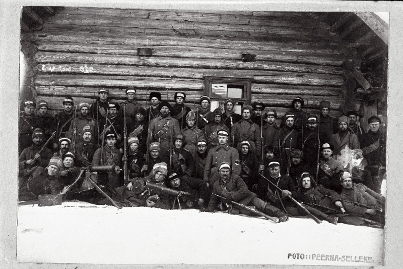 Vabadussõda. 2.Jalaväepolgu 8.rood. II reas keskel kiivriga rooduülem lipnik Johann Mõttus, põlvitab roodu nooremohvitser lipnik Johannes Laugis (rahvusvärvides käiseembleemiga).