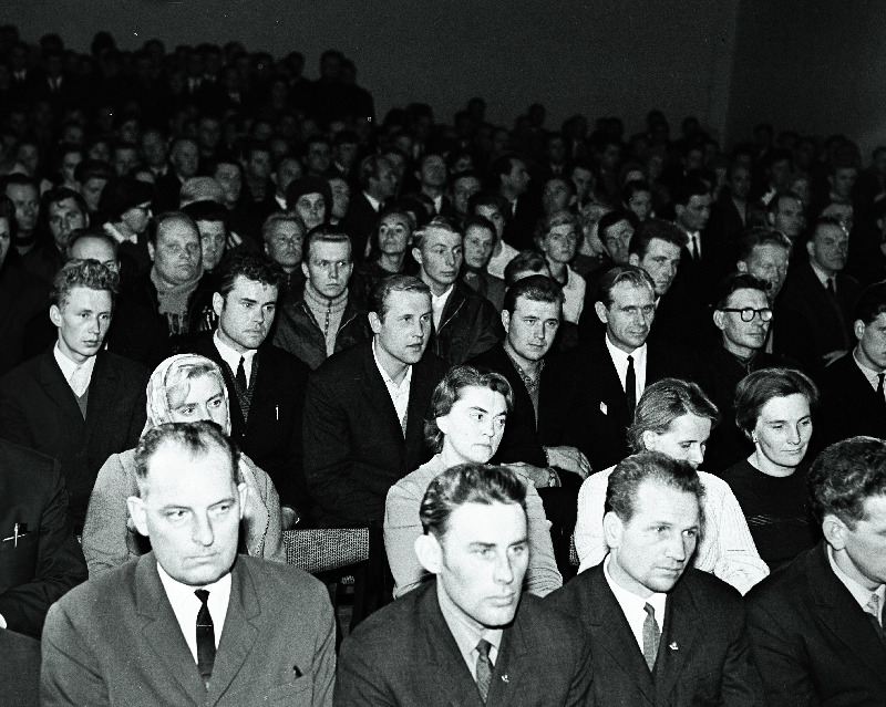 Vaade saali põllumajandustöötajate päeval Saku näidissovhoosis toimunud 4. vabariikliku künnivõistluse võitjate autasustamise ajal.