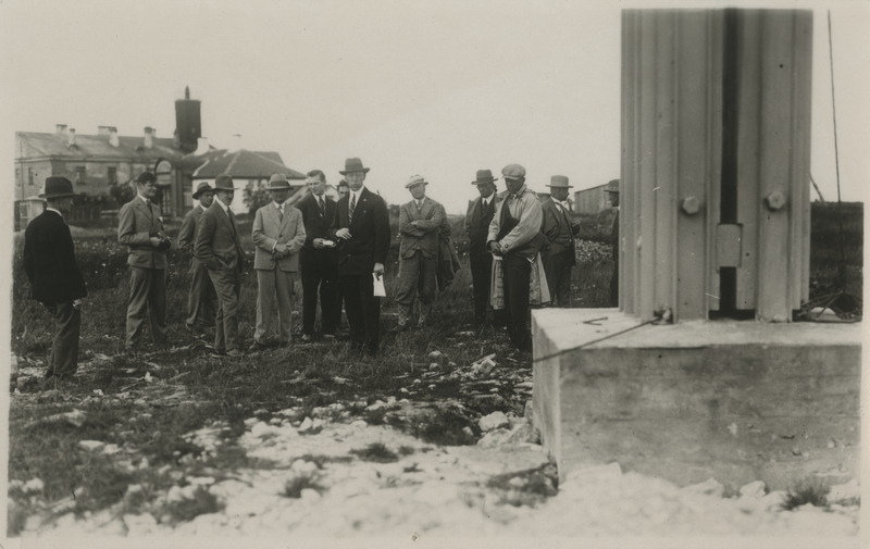 Friedrich-Alfred Olbrei ajakirjanikele raadiojaama masti kohta seletusi andmas