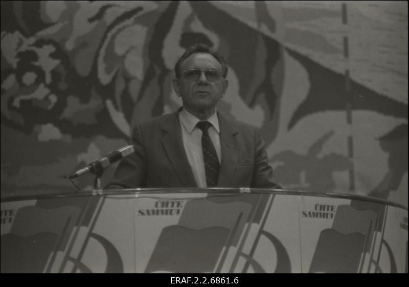 Rahvarinde I kongress Linnahallis. Kõnepuldis Arno Köörna