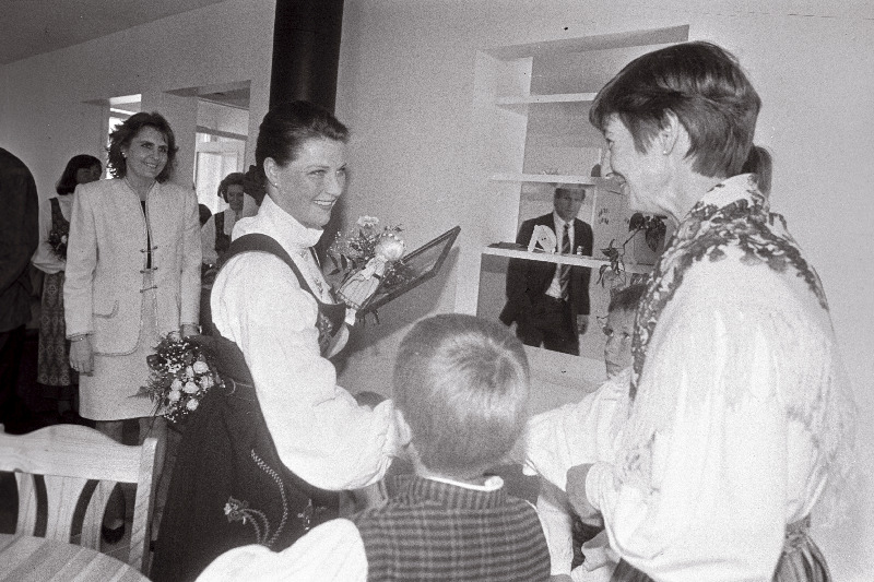 Norra printsess Martha Louise (keskel) SOS- Lasteküla avamisel Keilas.