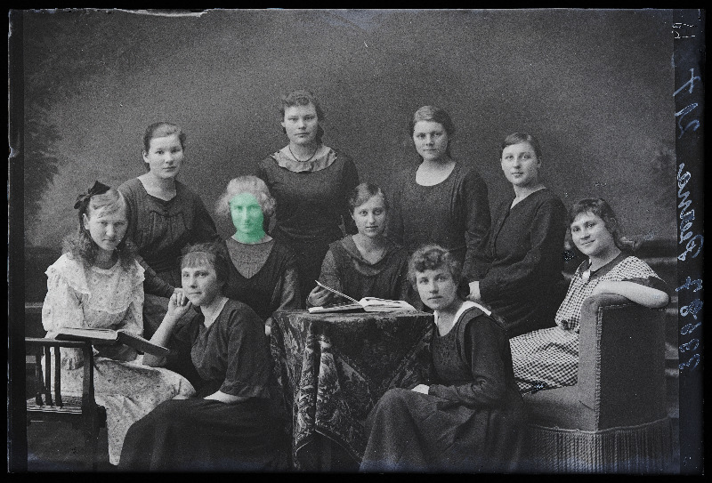 Grupp neiusid, (foto tellija Peerna).
