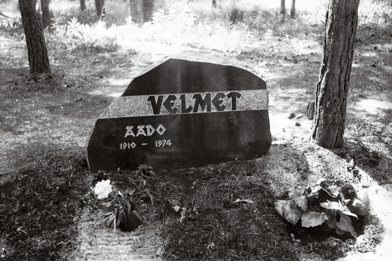 Helilooja ja koorijuhi Ado Velmeti hauakivi Metsakalmistul.
