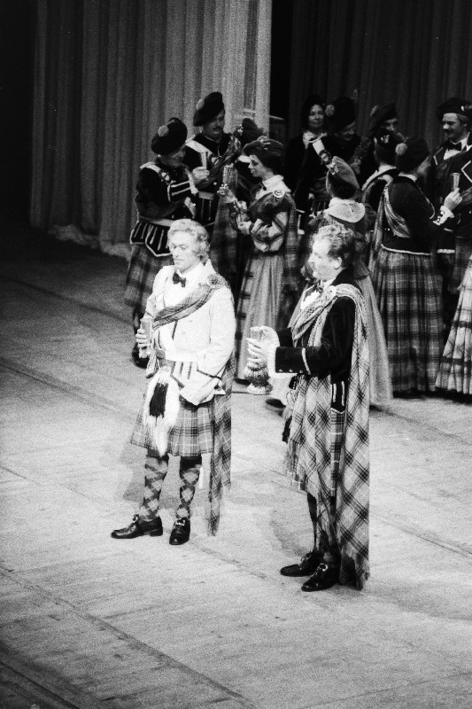 RAT "Estonia" külalisetendused Moskva Suures Teatris. Stseen G. Donizetti ooperist "Lucia di Lammermoor". Esiplaanil paremal Väino Puura.