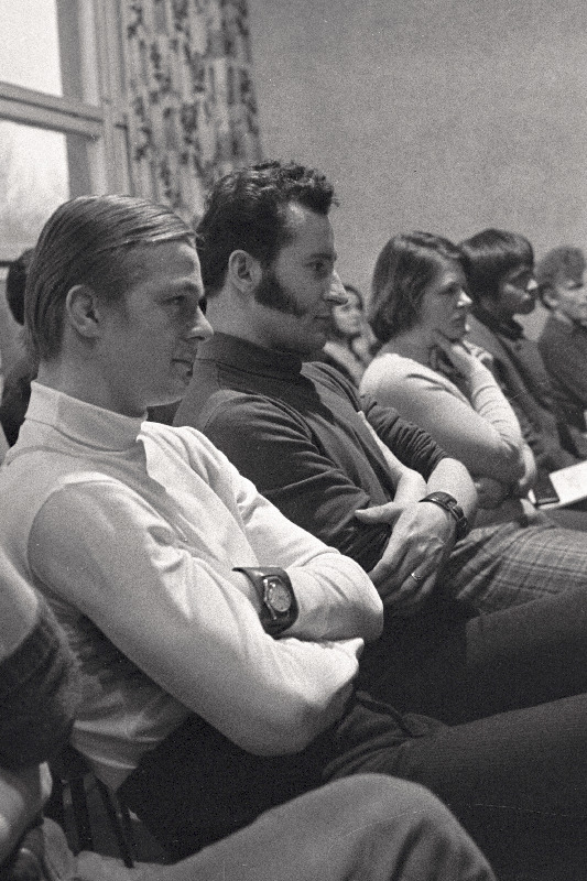 Eesti õpilasmaleva (1971?) pilte Konovere, Audru, Sipa rühma elust - olust. Maleva komandörid jt funktsionärid kuulamas ELKNÜ Keskkomitee I sekretäri Aare Purga sõnavõttu