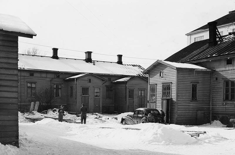 Asuinrakennusten piha Koulukadun ja Rauhankadun kulmauksessa