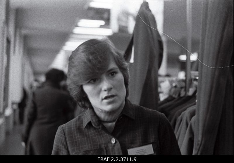 Leena Medvedjeva, Tallinna Kaubamaja meeste ülikondade osakonna müüja, saadikukandidaat nõukogusse