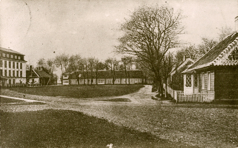 Vaade Kärdla kalevivabriku (vasakul) õuele, keskel vabriku rentniku elumaja, paremal meistrite elumajad.