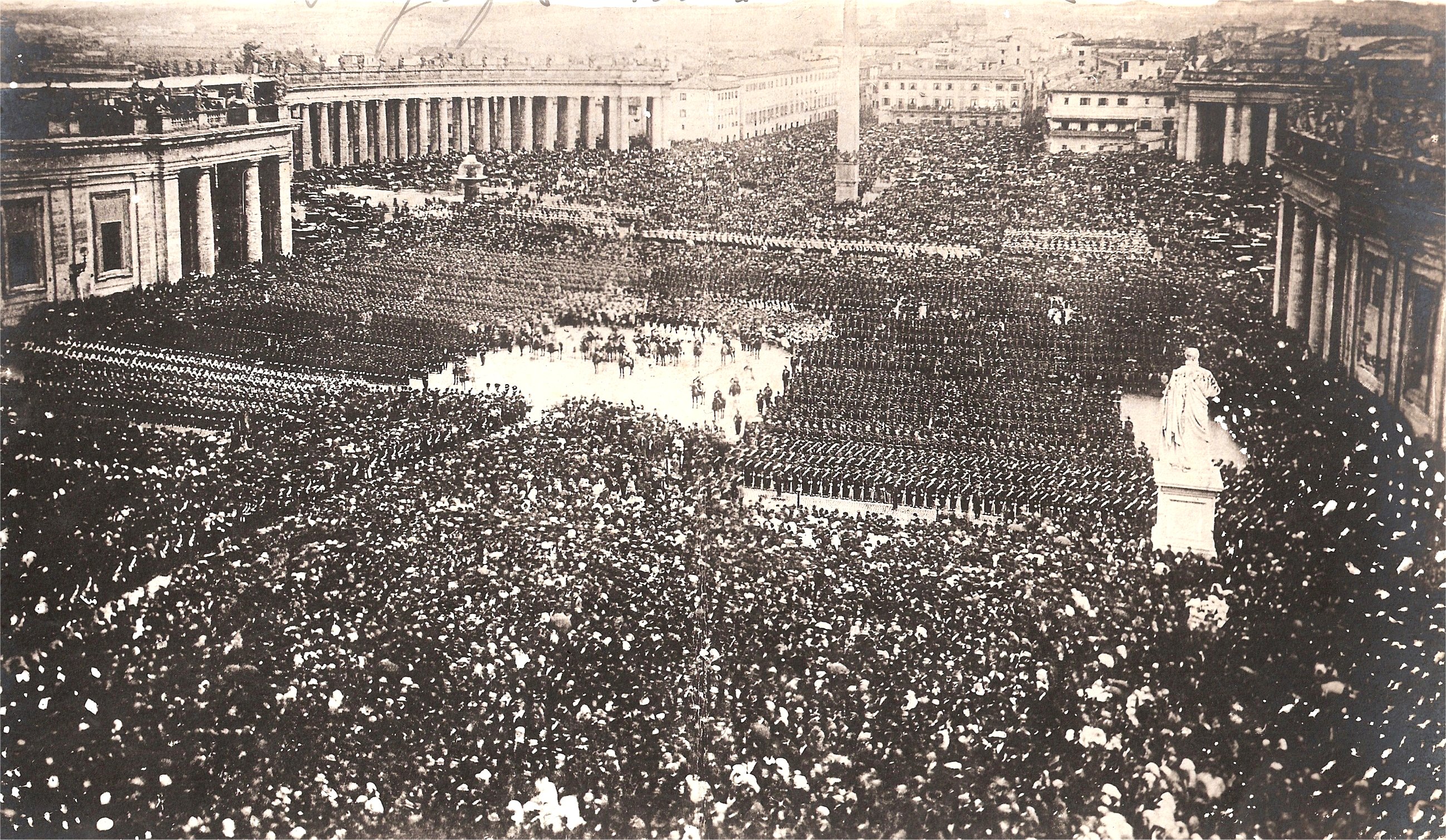 Pio IX Saint Peter Square 1870 - Pope Pius IX blesses his troops for the last time before the Capture of Rome - 25 april 1870. The original picture, scanned by Emiliano Burzagli, belongs to the Private archive of Burzaghi family, Italy.