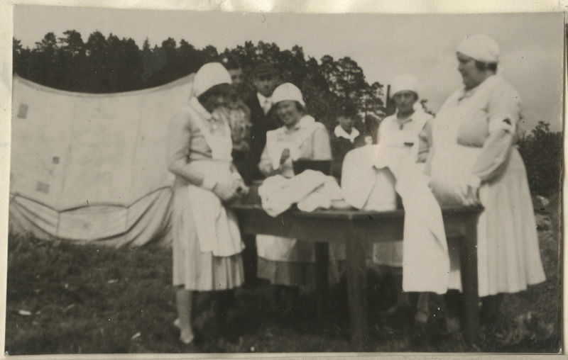 Noorte Kotkaste Tartu maleva suvelaager Saadjärvel 06.1931, naiskodukaitsjad toitu valmistamas
