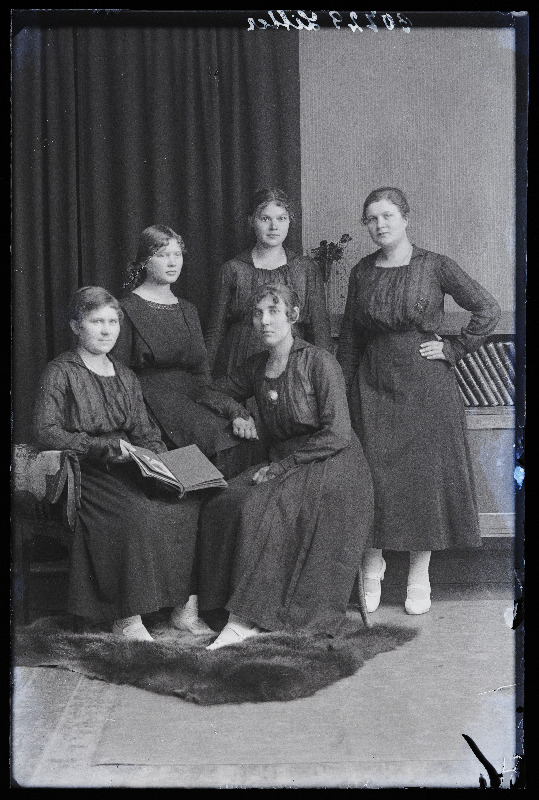 Grupp naisi, (foto tellija Litter).