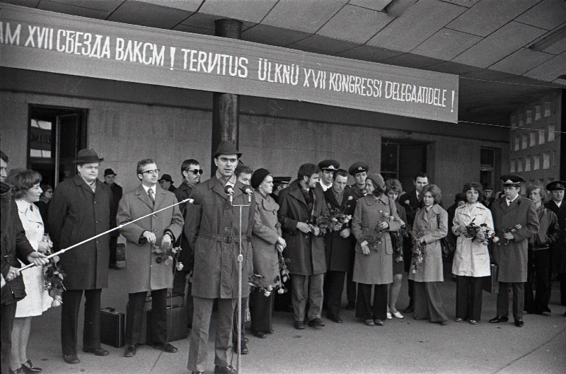 ÜLKNÜ XVII kongressi delegaadid ja külalised vastuvõtt Balti jaamas. Kõnega esineb ELKNÜ Keskkomitee esimene sekretär I. Toome.