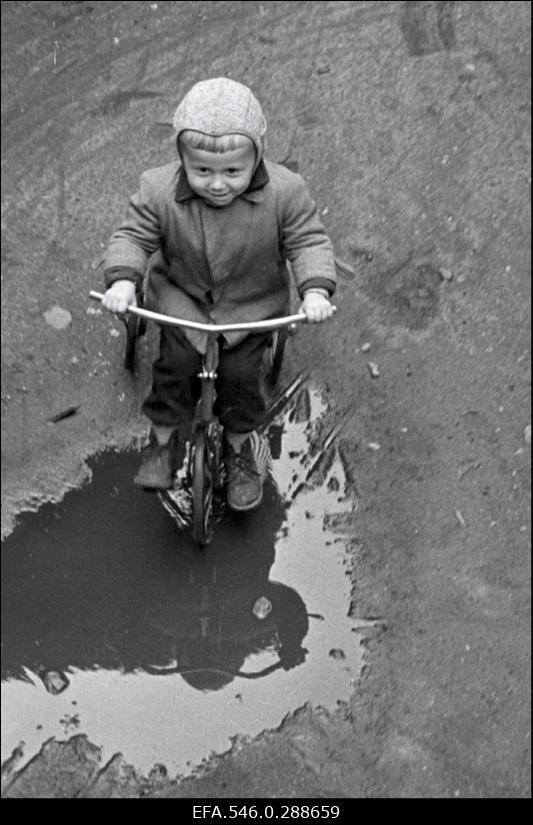 Väikemees 3-rattalise jalgrattaga.