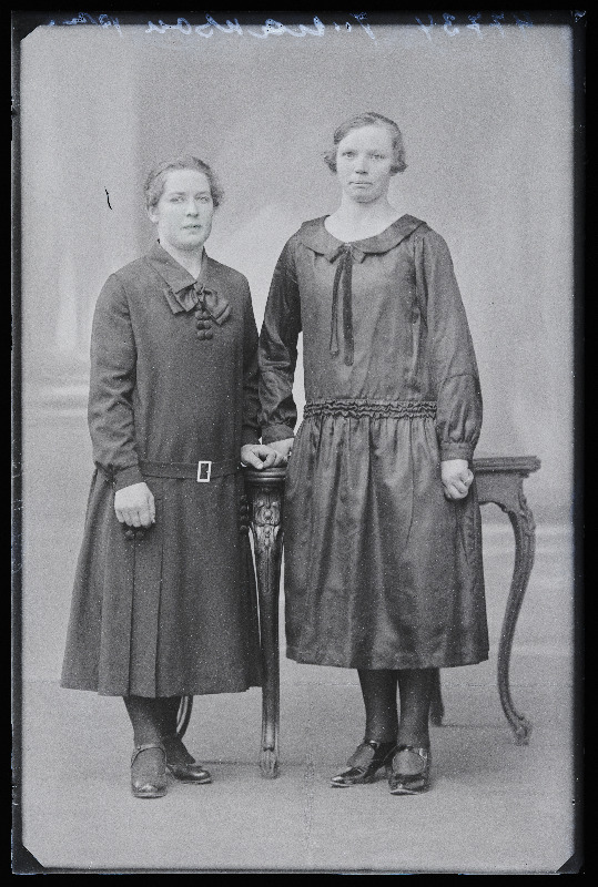 Kaks naist, (foto tellija Juhanson).
