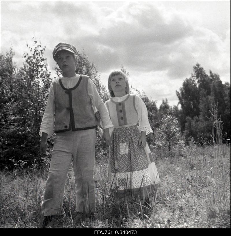 Stuudio "Tallinnfilm" muusikaline lastefilm "Nukitsamees".
Filmistseenis Kusti osatäitja Ülari Kirsipuu ja Iti osatäitja Anna-Liisa Kurve.