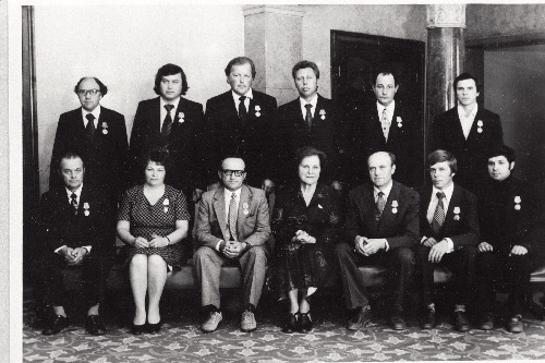 NSV Liidu ordenite ja medalitega autasustatud keemiatöötajad. I reas keskel  Eesti NSV Ülemnõukogu Presiidiumi esimehe asetäitja M.Vannas.