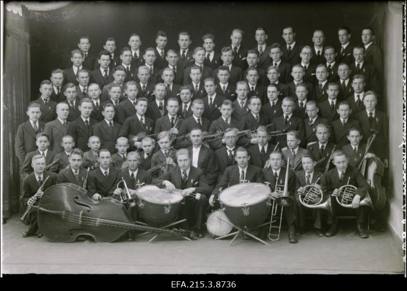 Viljandi Maagümnaasiumi laulukoor ja orkester.
