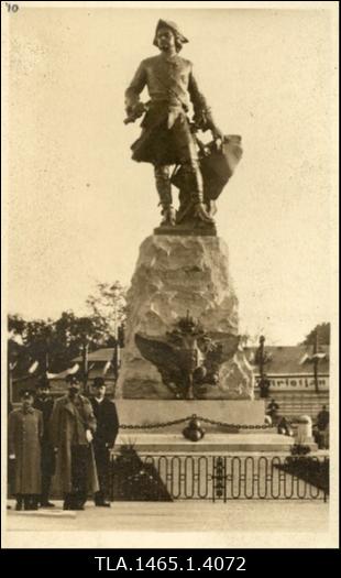 Peeter I ausammas Peetri platsil (väljakul). (Skulptor V. Bärenstammi kavandi järgi tehtud Peetri ausammas avati pidulikult 29. sept. 1910, ning kõrvaldati 1922.a )