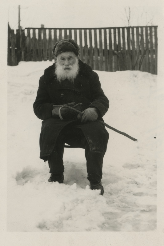 Meier Stein, 90-aastane Vene-Türgi sõja veteran istumas oma koduaia ees, foto